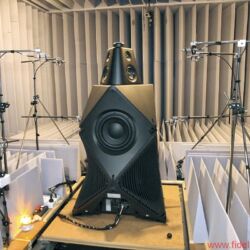 Bang & Olufsen BeoLab 90 - B&O gewährte intensive Einblicke in alle Stadien der Entwicklung und Fertigung: von ersten Entwürfen bis zum Alugussgehäuse, vom Modellbau über die Montage bis zu den Messräumen. Entscheidende Klanginstanz ist „Tonmeister“ Geoff Martin