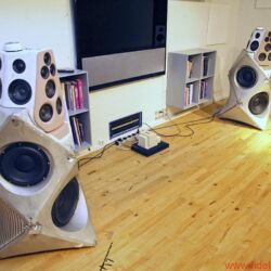 Bang & Olufsen BeoLab 90 - B&O gewährte intensive Einblicke in alle Stadien der Entwicklung und Fertigung: von ersten Entwürfen bis zum Alugussgehäuse, vom Modellbau über die Montage bis zu den Messräumen. Entscheidende Klanginstanz ist „Tonmeister“ Geoff Martin