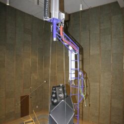 Bang & Olufsen BeoLab 90 - B&O gewährte intensive Einblicke in alle Stadien der Entwicklung und Fertigung: von ersten Entwürfen bis zum Alugussgehäuse, vom Modellbau über die Montage bis zu den Messräumen. Entscheidende Klanginstanz ist „Tonmeister“ Geoff Martin