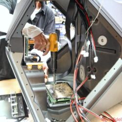 Bang & Olufsen BeoLab 90 - B&O gewährte intensive Einblicke in alle Stadien der Entwicklung und Fertigung: von ersten Entwürfen bis zum Alugussgehäuse, vom Modellbau über die Montage bis zu den Messräumen. Entscheidende Klanginstanz ist „Tonmeister“ Geoff Martin