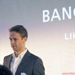 Bang & Olufsen BeoLab 90 - Szenen einer Geburtstagsfeier: CEO Tue Mantoni vor der Enthüllung der BeoLab 90, Gründer-Nachfahrin und Enkel beim Sektempfang im historischen Herrenhaus, Streifzug durchs B&O-Museum, Uralt-Mikrofon als Teil der Ausstellung