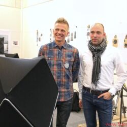 Bang & Olufsen BeoLab 90 - B&O gewährte intensive Einblicke in alle Stadien der Entwicklung und Fertigung: von ersten Entwürfen bis zum Alugussgehäuse, vom Modellbau über die Montage bis zu den Messräumen. Entscheidende Klanginstanz ist „Tonmeister“ Geoff Martin