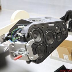 Bang & Olufsen BeoLab 90 - B&O gewährte intensive Einblicke in alle Stadien der Entwicklung und Fertigung: von ersten Entwürfen bis zum Alugussgehäuse, vom Modellbau über die Montage bis zu den Messräumen. Entscheidende Klanginstanz ist „Tonmeister“ Geoff Martin