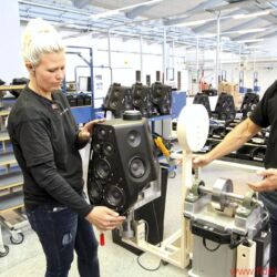 Bang & Olufsen BeoLab 90 - B&O gewährte intensive Einblicke in alle Stadien der Entwicklung und Fertigung: von ersten Entwürfen bis zum Alugussgehäuse, vom Modellbau über die Montage bis zu den Messräumen. Entscheidende Klanginstanz ist „Tonmeister“ Geoff Martin