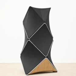 Bang & Olufsen BeoLab 90 - Akustisch transparente, vom Architekten Frei Otto inspirierte Stoffsegelflächen umhüllen das geometrisch höchst komplexe, aus Aluminium gegossene Grundgehäuse, auf dem ein kleineres Modul sitzt.