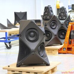 Bang & Olufsen BeoLab 90 - B&O gewährte intensive Einblicke in alle Stadien der Entwicklung und Fertigung: von ersten Entwürfen bis zum Alugussgehäuse, vom Modellbau über die Montage bis zu den Messräumen. Entscheidende Klanginstanz ist „Tonmeister“ Geoff Martin