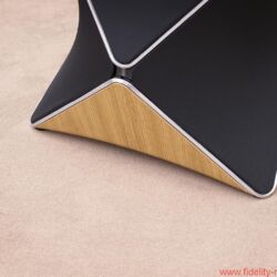 Bang & Olufsen BeoLab 90 - Akustisch transparente, vom Architekten Frei Otto inspirierte Stoffsegelflächen umhüllen das geometrisch höchst komplexe, aus Aluminium gegossene Grundgehäuse, auf dem ein kleineres Modul sitzt.