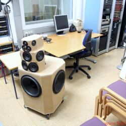 Bang & Olufsen BeoLab 90 - B&O gewährte intensive Einblicke in alle Stadien der Entwicklung und Fertigung: von ersten Entwürfen bis zum Alugussgehäuse, vom Modellbau über die Montage bis zu den Messräumen. Entscheidende Klanginstanz ist „Tonmeister“ Geoff Martin