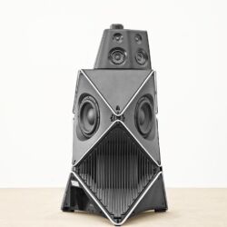 Bang & Olufsen BeoLab 90 - Akustisch transparente, vom Architekten Frei Otto inspirierte Stoffsegelflächen umhüllen das geometrisch höchst komplexe, aus Aluminium gegossene Grundgehäuse, auf dem ein kleineres Modul sitzt.