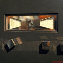 Bang & Olufsen BeoLab 90 - Szenen einer Geburtstagsfeier: CEO Tue Mantoni vor der Enthüllung der BeoLab 90, Gründer-Nachfahrin und Enkel beim Sektempfang im historischen Herrenhaus, Streifzug durchs B&O-Museum, Uralt-Mikrofon als Teil der Ausstellung