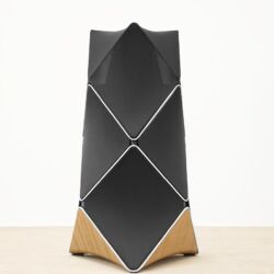 Bang & Olufsen BeoLab 90 - Akustisch transparente, vom Architekten Frei Otto inspirierte Stoffsegelflächen umhüllen das geometrisch höchst komplexe, aus Aluminium gegossene Grundgehäuse, auf dem ein kleineres Modul sitzt.