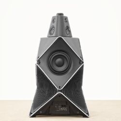 Bang & Olufsen BeoLab 90 - Akustisch transparente, vom Architekten Frei Otto inspirierte Stoffsegelflächen umhüllen das geometrisch höchst komplexe, aus Aluminium gegossene Grundgehäuse, auf dem ein kleineres Modul sitzt.