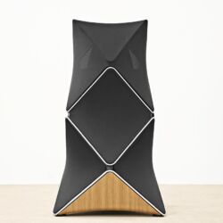 Bang & Olufsen BeoLab 90 - Akustisch transparente, vom Architekten Frei Otto inspirierte Stoffsegelflächen umhüllen das geometrisch höchst komplexe, aus Aluminium gegossene Grundgehäuse, auf dem ein kleineres Modul sitzt.