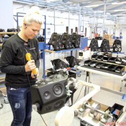 Bang & Olufsen BeoLab 90 - B&O gewährte intensive Einblicke in alle Stadien der Entwicklung und Fertigung: von ersten Entwürfen bis zum Alugussgehäuse, vom Modellbau über die Montage bis zu den Messräumen. Entscheidende Klanginstanz ist „Tonmeister“ Geoff Martin