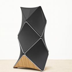 Bang & Olufsen BeoLab 90 - Akustisch transparente, vom Architekten Frei Otto inspirierte Stoffsegelflächen umhüllen das geometrisch höchst komplexe, aus Aluminium gegossene Grundgehäuse, auf dem ein kleineres Modul sitzt.
