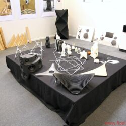 Bang & Olufsen BeoLab 90 - B&O gewährte intensive Einblicke in alle Stadien der Entwicklung und Fertigung: von ersten Entwürfen bis zum Alugussgehäuse, vom Modellbau über die Montage bis zu den Messräumen. Entscheidende Klanginstanz ist „Tonmeister“ Geoff Martin