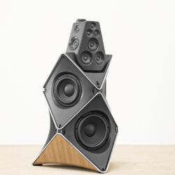 Bang & Olufsen BeoLab 90 - Akustisch transparente, vom Architekten Frei Otto inspirierte Stoffsegelflächen umhüllen das geometrisch höchst komplexe, aus Aluminium gegossene Grundgehäuse, auf dem ein kleineres Modul sitzt.