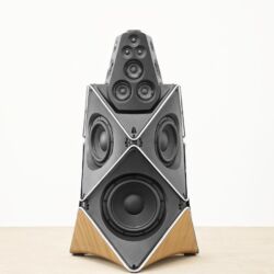 Bang & Olufsen BeoLab 90 - Akustisch transparente, vom Architekten Frei Otto inspirierte Stoffsegelflächen umhüllen das geometrisch höchst komplexe, aus Aluminium gegossene Grundgehäuse, auf dem ein kleineres Modul sitzt.