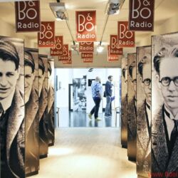 Bang & Olufsen BeoLab 90 - Szenen einer Geburtstagsfeier: CEO Tue Mantoni vor der Enthüllung der BeoLab 90, Gründer-Nachfahrin und Enkel beim Sektempfang im historischen Herrenhaus, Streifzug durchs B&O-Museum, Uralt-Mikrofon als Teil der Ausstellung