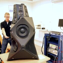 Bang & Olufsen BeoLab 90 - B&O gewährte intensive Einblicke in alle Stadien der Entwicklung und Fertigung: von ersten Entwürfen bis zum Alugussgehäuse, vom Modellbau über die Montage bis zu den Messräumen. Entscheidende Klanginstanz ist „Tonmeister“ Geoff Martin