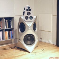 Bang & Olufsen BeoLab 90 - B&O gewährte intensive Einblicke in alle Stadien der Entwicklung und Fertigung: von ersten Entwürfen bis zum Alugussgehäuse, vom Modellbau über die Montage bis zu den Messräumen. Entscheidende Klanginstanz ist „Tonmeister“ Geoff Martin