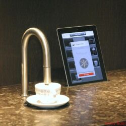 Bang & Olufsen BeoLab 90 - Szenen einer Geburtstagsfeier: CEO Tue Mantoni vor der Enthüllung der BeoLab 90, Gründer-Nachfahrin und Enkel beim Sektempfang im historischen Herrenhaus, Streifzug durchs B&O-Museum, Uralt-Mikrofon als Teil der Ausstellung