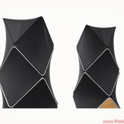 Bang & Olufsen BeoLab 90 - Akustisch transparente, vom Architekten Frei Otto inspirierte Stoffsegelflächen umhüllen das geometrisch höchst komplexe, aus Aluminium gegossene Grundgehäuse, auf dem ein kleineres Modul sitzt.