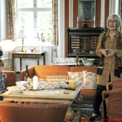 Bang & Olufsen BeoLab 90 - Szenen einer Geburtstagsfeier: CEO Tue Mantoni vor der Enthüllung der BeoLab 90, Gründer-Nachfahrin und Enkel beim Sektempfang im historischen Herrenhaus, Streifzug durchs B&O-Museum, Uralt-Mikrofon als Teil der Ausstellung