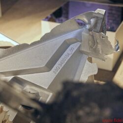 Bang & Olufsen BeoLab 90 - B&O gewährte intensive Einblicke in alle Stadien der Entwicklung und Fertigung: von ersten Entwürfen bis zum Alugussgehäuse, vom Modellbau über die Montage bis zu den Messräumen. Entscheidende Klanginstanz ist „Tonmeister“ Geoff Martin