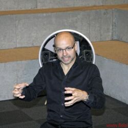 Bang & Olufsen BeoLab 90 - B&O gewährte intensive Einblicke in alle Stadien der Entwicklung und Fertigung: von ersten Entwürfen bis zum Alugussgehäuse, vom Modellbau über die Montage bis zu den Messräumen. Entscheidende Klanginstanz ist „Tonmeister“ Geoff Martin