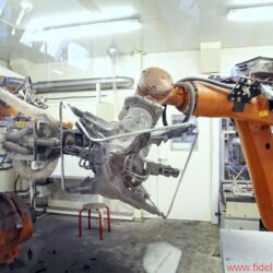 Bang & Olufsen BeoLab 90 - Allein für die Herstellung der „Kronen“ aus nahtlos gezogenem und poliertem Alumimium beschäftigt B&O drei Roboter.