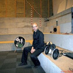 Bang & Olufsen BeoLab 90 - B&O gewährte intensive Einblicke in alle Stadien der Entwicklung und Fertigung: von ersten Entwürfen bis zum Alugussgehäuse, vom Modellbau über die Montage bis zu den Messräumen. Entscheidende Klanginstanz ist „Tonmeister“ Geoff Martin