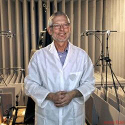 Bang & Olufsen BeoLab 90 - B&O gewährte intensive Einblicke in alle Stadien der Entwicklung und Fertigung: von ersten Entwürfen bis zum Alugussgehäuse, vom Modellbau über die Montage bis zu den Messräumen. Entscheidende Klanginstanz ist „Tonmeister“ Geoff Martin