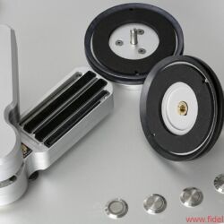 Clearaudio Double Matrix - Tolle Haptik: arretierbare Plattenklemme mit Gummilippen, genialer Schwenkarm, Edelstahltaster zur Steuerung