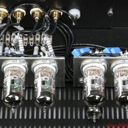 Croft RIAA Phono R - Röhrenfassungen im „R“ sind hochwertig und an den Kontakten auffallend stramm, die Gläser sitzen bombenfest!