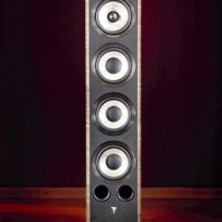 Focal Aria 936 - Unsichtbare Magneten unter der Oberfläche eingearbeitet, fixieren auf wunsch eine optionale Frontabdeckung