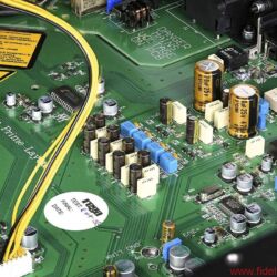 Rega Saturn-R - Dem humorigen Schriftzug auf der Platine zum Trotz stecken im Saturn-R keine Röhren