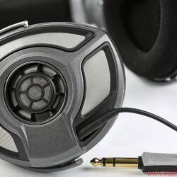 Sennheiser HD-700 - Die Ähnlichkeit zum großen Brudermodell ist unübersehbar und wird auch in puncto Technik deutlich
