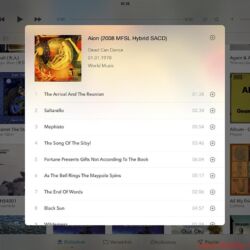 Auralic Aries Mini Screenshots - Auralic setzt auf die Lightning-DS-Plattform und die gleichnamige Steuerungs-App. Wer diese, wie hier abgebildet, auf einem iPad installiert, kann sich über eine klar strukturierte, übersichtliche sowie optisch ansprechende Darstellung und sehr gute Bedienbarkeit freuen. Zu den Vorzügen von Lightning DS gehört die Option, den Aries Mini direkt als Server einzusetzen; damit bieten sich weitere Sortiermöglichkeiten des Musikbestandes etwa nach Abtastrate oder Datum. Lightning DS ist auch bei der Einrichtung des Aries Mini behilflich.