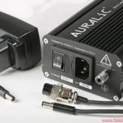Auralic Aries Mini - Zweiklassengesellschaft: Links das Standard-Steckernetzteil des Aries Mini, rechts das deutlich rausch- und störärmere Linear-Netzteil des großen Aries im Aluminiumgehäuse. Für 300 Euro kann das „Ultra Low Noise“-Netzteil auch dem Aries Mini klanglich auf die Sprünge helfen: Das Klangbild wird unverkennbar straffer und stabiler.