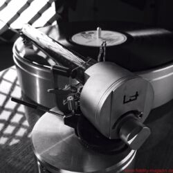 Design Built Listen The Wand Plus - Alle Einstellungen wie Antiskating mittels Fadengewicht, Überhang direkt an der Basis oder Azimut – über die kleine Schraube im Halbkreis rechts – befinden sich in unmittelbarer Nähe des Drehpunkts, wo scheibchenweise auch die Auflagekraft reduziert bzw. erhöht wird.