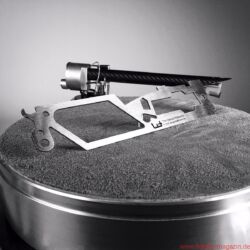 Design Built Listen The Wand Plus - The Wand Protractor: Eine präzise lasergeschnittene Einstelllehre aus Edelstahl begleitet hilfreich durch den gesamten Justageprozess. Das ist schon etwas anderes als das allgemein übliche linierte Blatt Papier, kostet aber dennoch keinen Aufpreis.