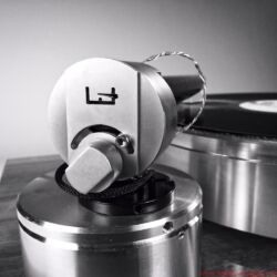 Design Built Listen The Wand Plus - Alle Einstellungen wie Antiskating mittels Fadengewicht, Überhang direkt an der Basis oder Azimut – über die kleine Schraube im Halbkreis rechts – befinden sich in unmittelbarer Nähe des Drehpunkts, wo scheibchenweise auch die Auflagekraft reduziert bzw. erhöht wird.