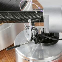 Design Built Listen The Wand Plus - Alle Einstellungen wie Antiskating mittels Fadengewicht, Überhang direkt an der Basis oder Azimut – über die kleine Schraube im Halbkreis rechts – befinden sich in unmittelbarer Nähe des Drehpunkts, wo scheibchenweise auch die Auflagekraft reduziert bzw. erhöht wird.