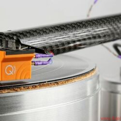 Design Built Listen The Wand Plus - Die Systemaufnahme ist untrennbar mit dem 22-mm-Carbonrohr verbunden.