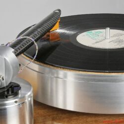 Design Built Listen The Wand Plus - Alle Einstellungen wie Antiskating mittels Fadengewicht, Überhang direkt an der Basis oder Azimut – über die kleine Schraube im Halbkreis rechts – befinden sich in unmittelbarer Nähe des Drehpunkts, wo scheibchenweise auch die Auflagekraft reduziert bzw. erhöht wird.