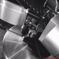 Design Built Listen The Wand Plus - Alle Einstellungen wie Antiskating mittels Fadengewicht, Überhang direkt an der Basis oder Azimut – über die kleine Schraube im Halbkreis rechts – befinden sich in unmittelbarer Nähe des Drehpunkts, wo scheibchenweise auch die Auflagekraft reduziert bzw. erhöht wird.