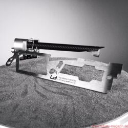 Design Built Listen The Wand Plus - The Wand Protractor: Eine präzise lasergeschnittene Einstelllehre aus Edelstahl begleitet hilfreich durch den gesamten Justageprozess. Das ist schon etwas anderes als das allgemein übliche linierte Blatt Papier, kostet aber dennoch keinen Aufpreis.