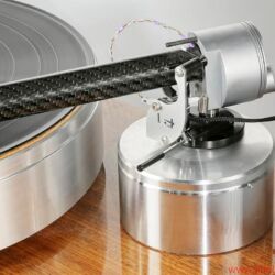 Design Built Listen The Wand Plus - Alle Einstellungen wie Antiskating mittels Fadengewicht, Überhang direkt an der Basis oder Azimut – über die kleine Schraube im Halbkreis rechts – befinden sich in unmittelbarer Nähe des Drehpunkts, wo scheibchenweise auch die Auflagekraft reduziert bzw. erhöht wird.