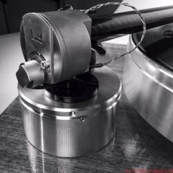 Design Built Listen The Wand Plus - Alle Einstellungen wie Antiskating mittels Fadengewicht, Überhang direkt an der Basis oder Azimut – über die kleine Schraube im Halbkreis rechts – befinden sich in unmittelbarer Nähe des Drehpunkts, wo scheibchenweise auch die Auflagekraft reduziert bzw. erhöht wird.